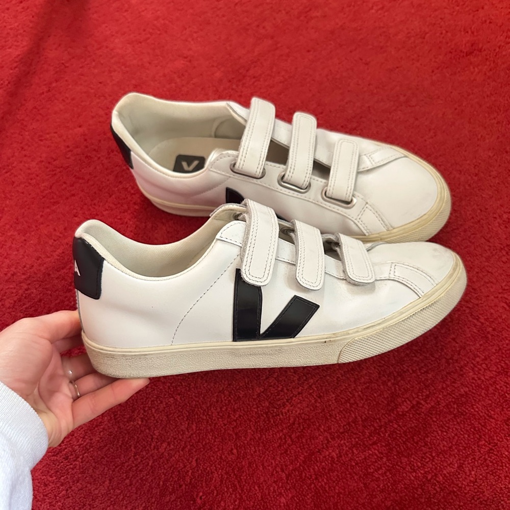 VEJA Recife 3 lock logo leather in extra white and black. Velcro. W US 8, EU 39.